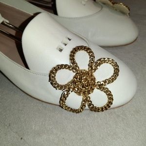 CHLOE CHAIN FLOWER FLATS
